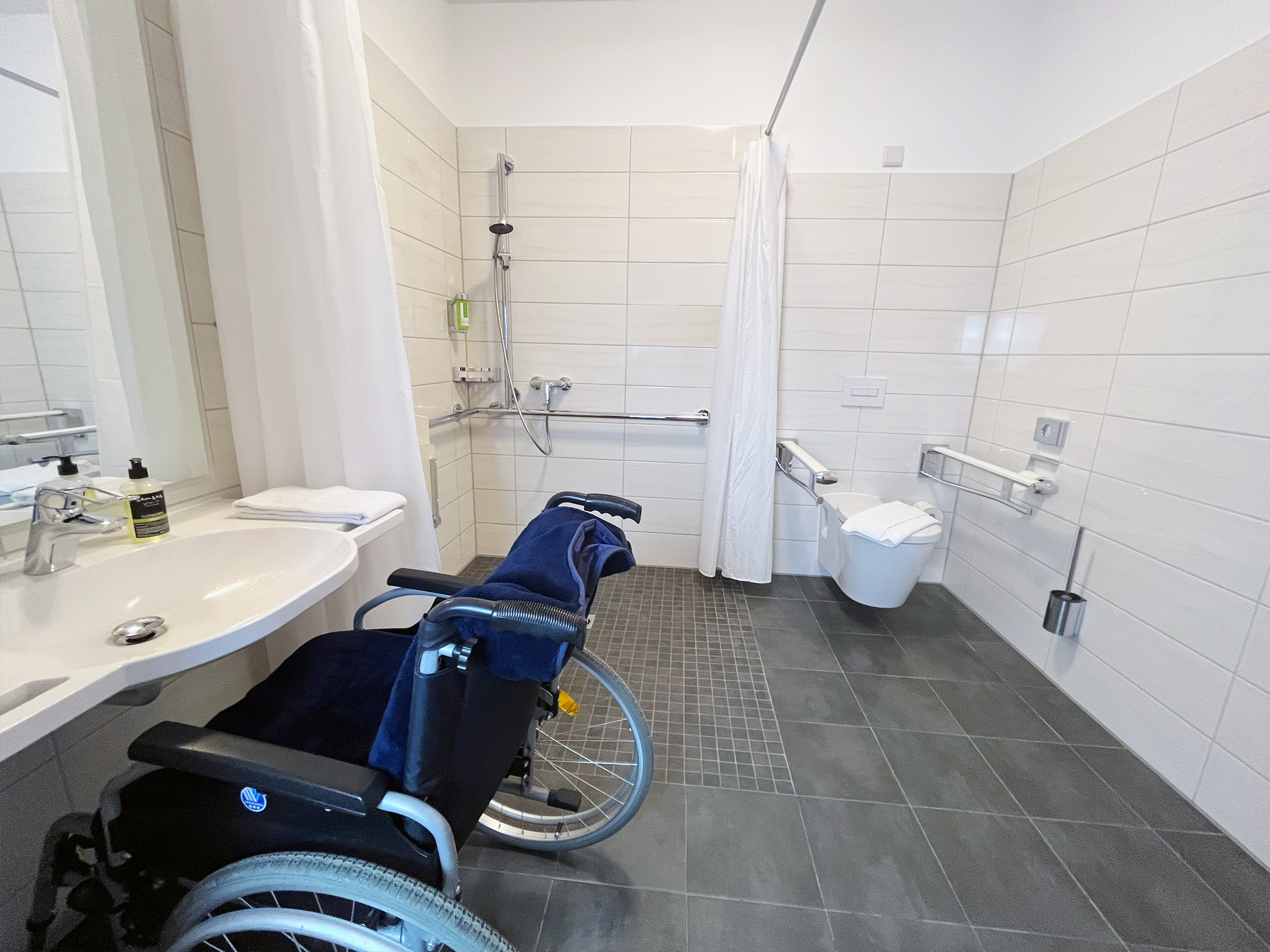 Superior Zimmer Bad barrierefrei_Hotel VITA Berlin