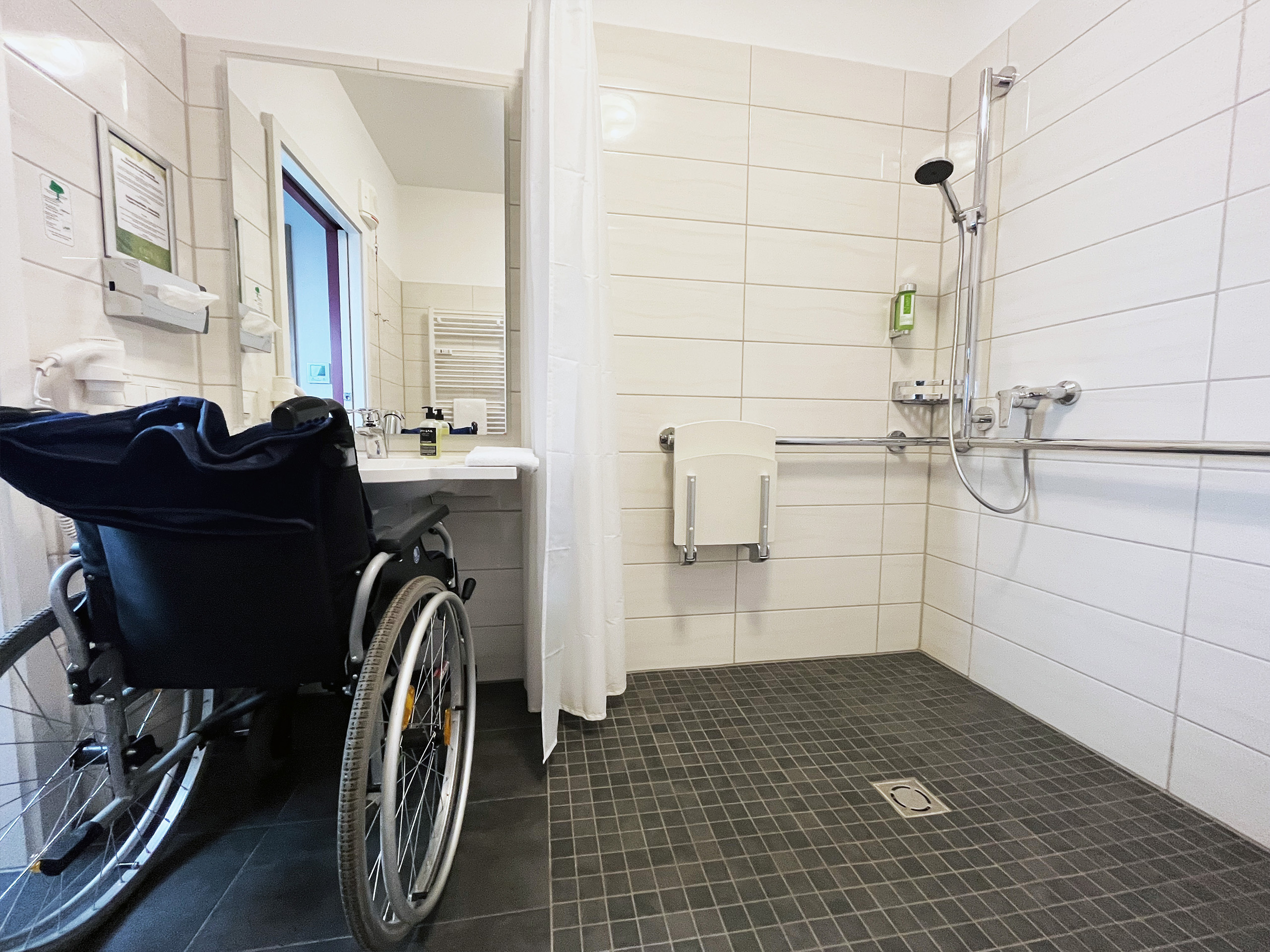 Superior Zimmer Bad barrierefrei_Hotel VITA Berlin